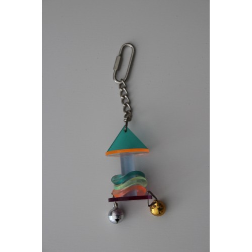 pendentif acrylique anneaux ondulés et grelots